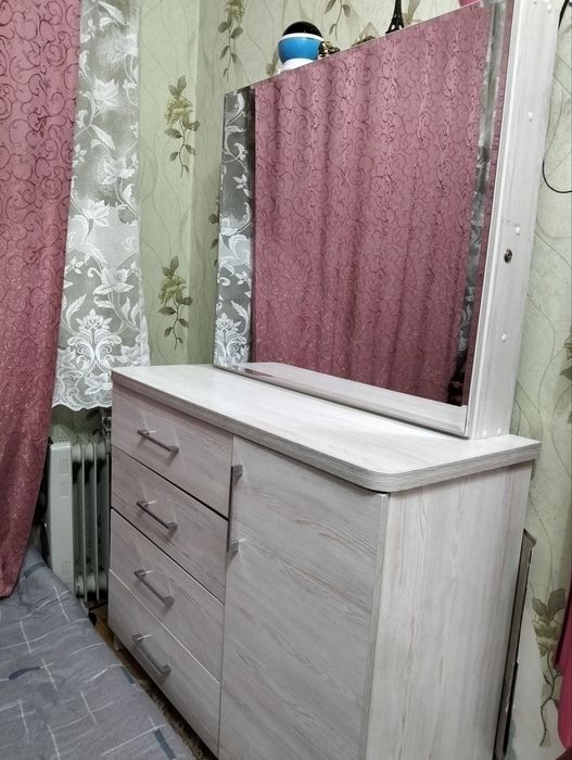 Камод с зеркалом