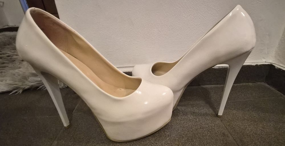 Дамски бели токчета