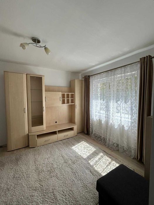 Se oferă spre închiriere apartament cu 2 camere, mobilat, situat la etajul 1, pe strada Semaforului, în cartierul Vasile Aaron.