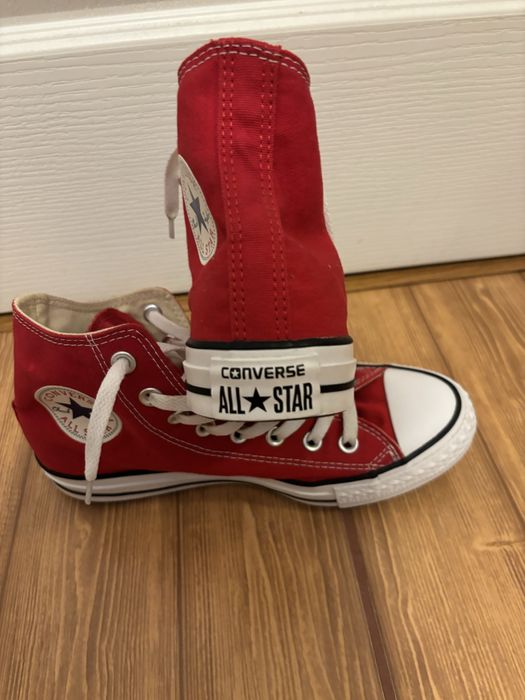 Tenesi Converse rosii