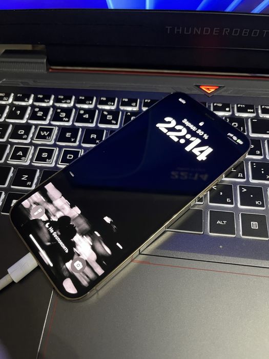 Продаю айфон 12 про