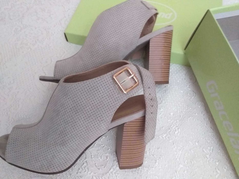 високи сиви сандали