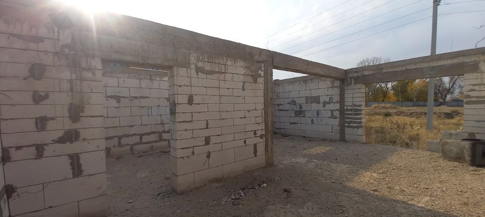 Участок с недостроенным домом