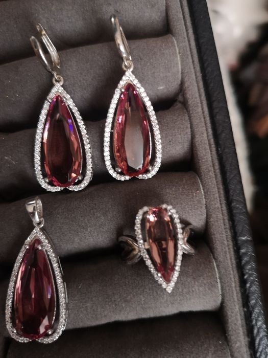 Сребърен комплект със султанит.