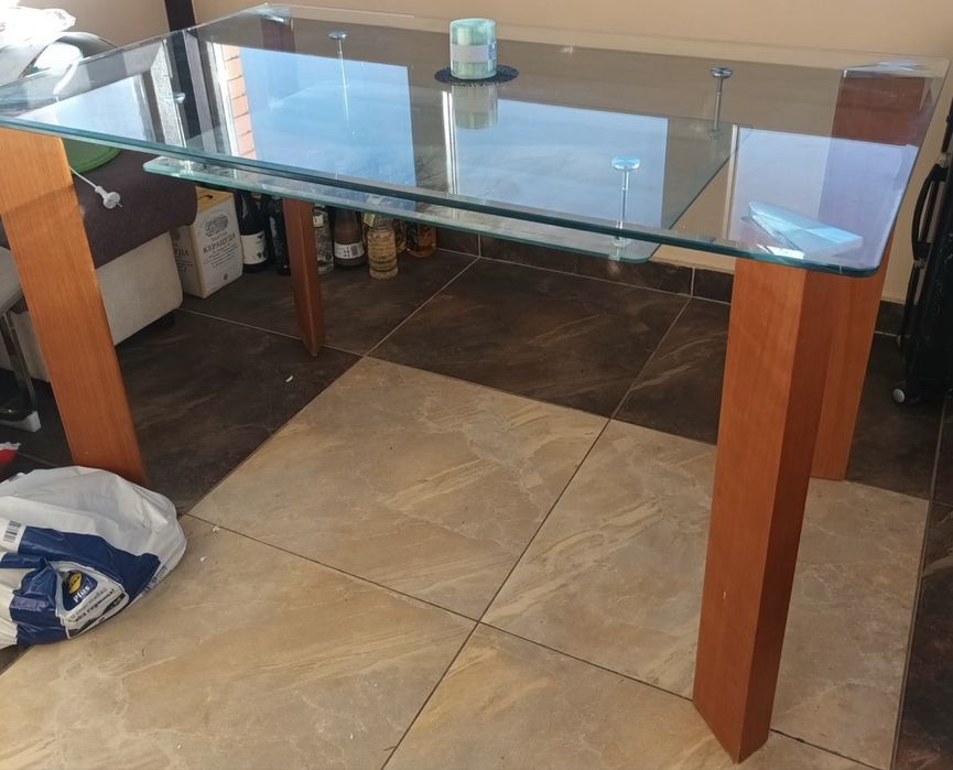 Стъклена холна маса в отлично състояние с размери 130 на 80 см.