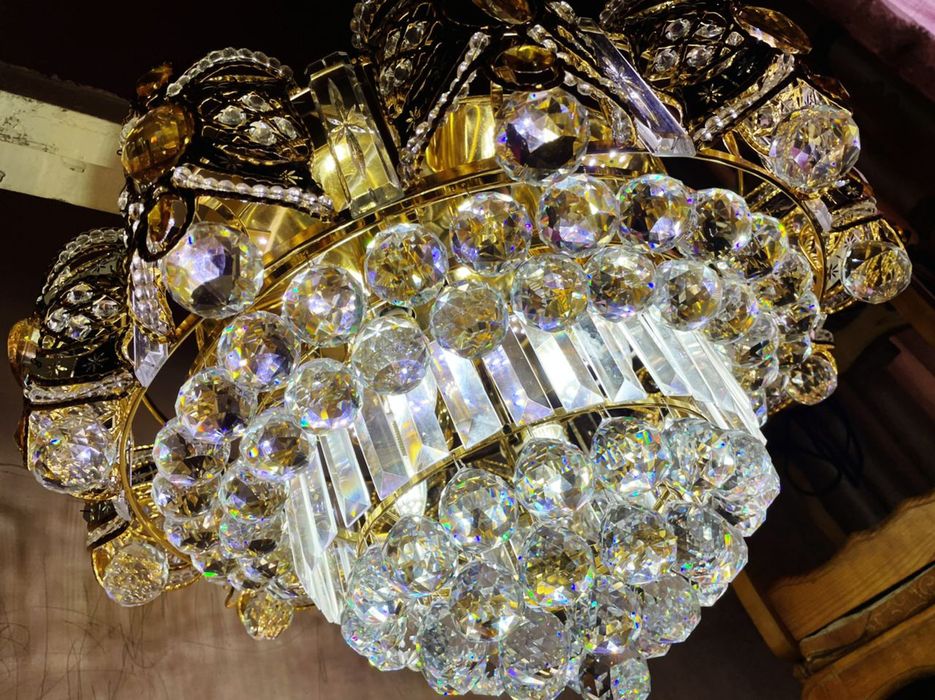 Люстра шикарная, большая.