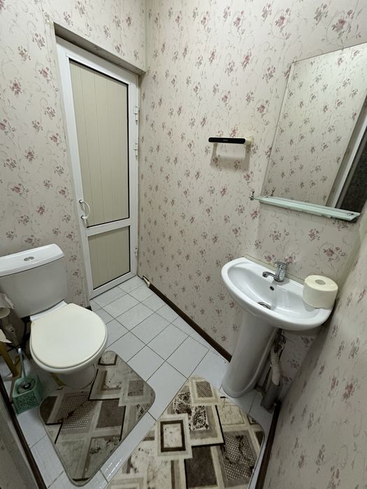 Сзади Рисового базара, мебель и техника, парковка