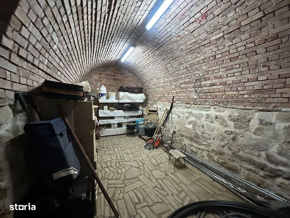 Casă P+1+beci înalt, cu 2 spații comerciale și 740 mp teren Victoria