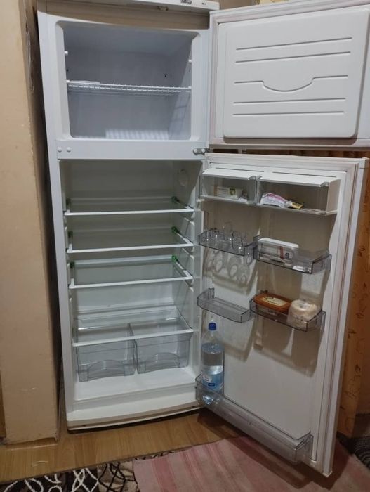 Холодильник двухкамерный (не дорого)