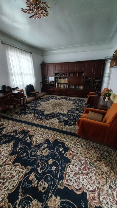 Urgut shahar markazida katta yer uchastkali uy.