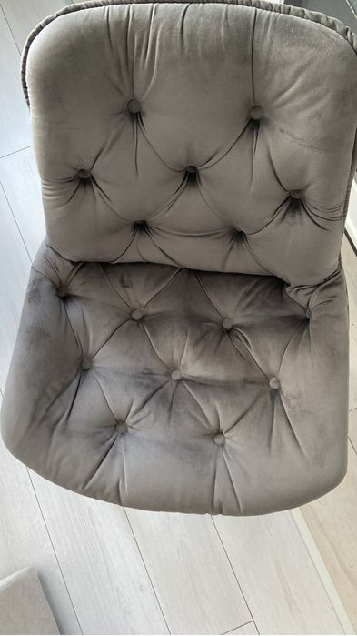 scaun tapițat gri cu picior alb din lemn