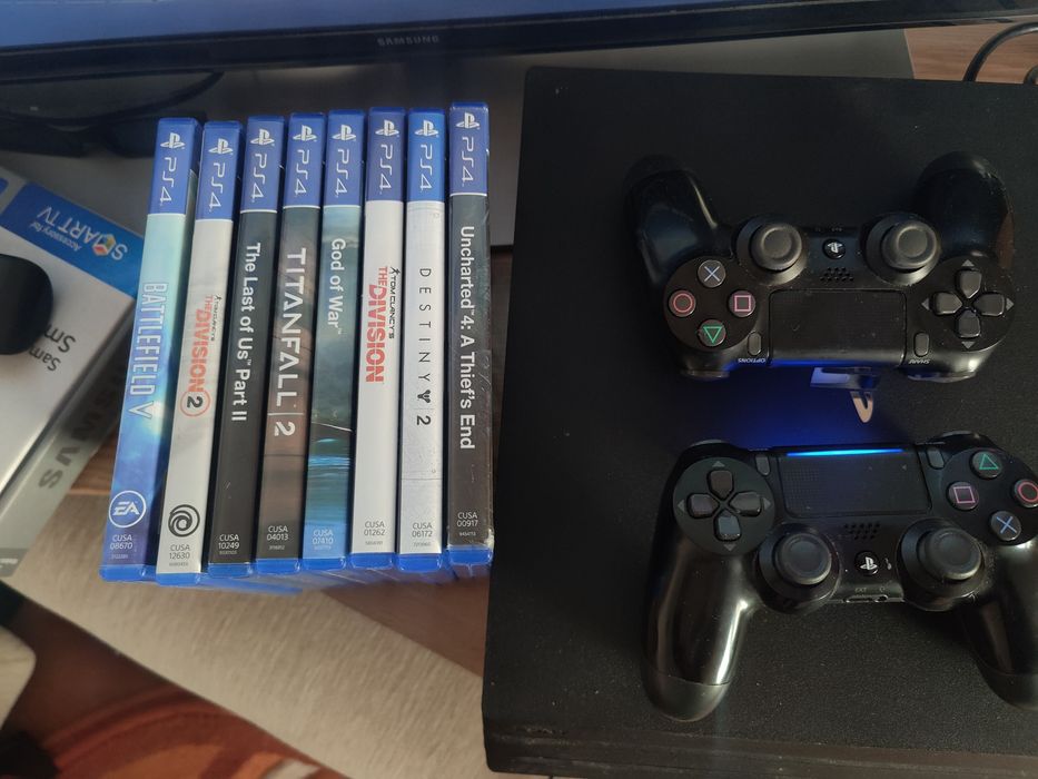 Vând PS4 PRO cu 1 TB statie de încărcare și 8 jocuri