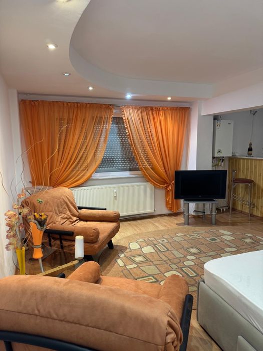 Închiriez garsoniera (43mp)
