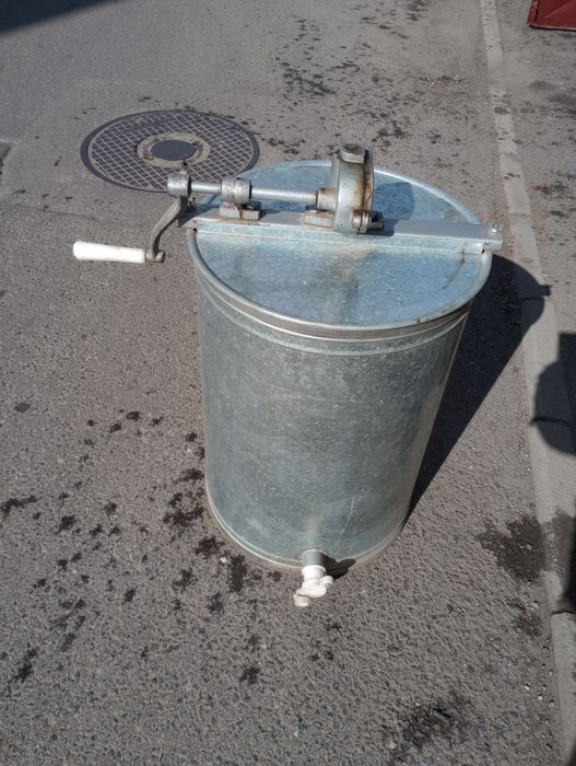 Centrifuga apicola 3 rame.