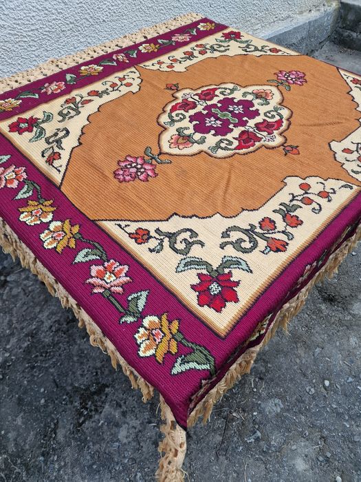 Vand fete masa cusute manual în chelin