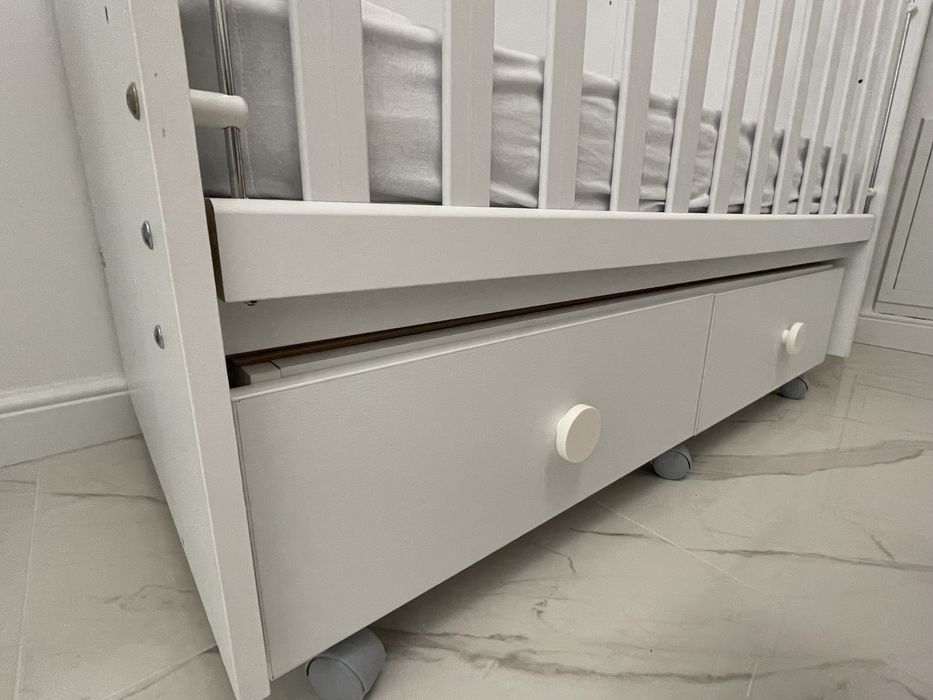 Бебешка кошара с чекмеджета, колела и падаща преграда. Включен матрак