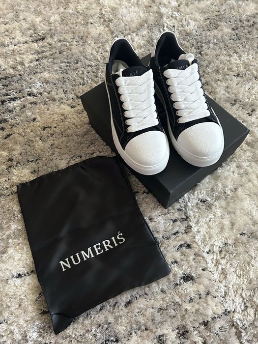 Numeriś Atelier Acrylic Black