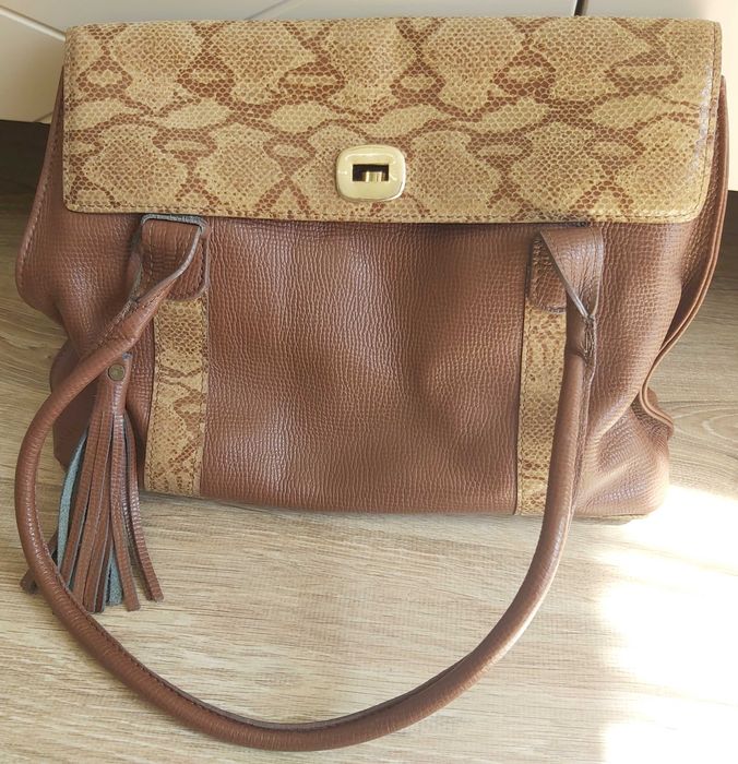 Дамска чанта от естествена кожа.