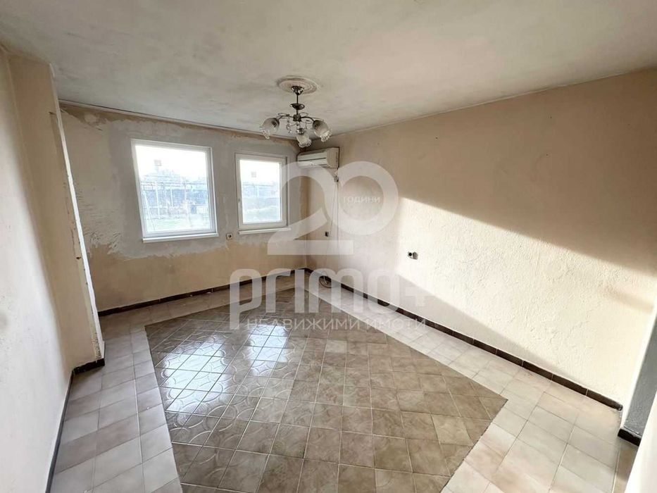 Тристаен с двор, гр. Дебелец