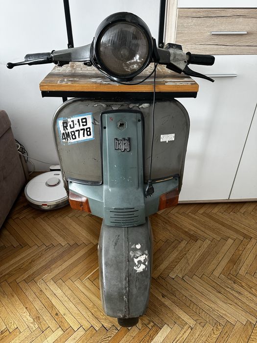 Bar decorativ Vespa Mobexpert, cu suport pentru vin și pahare