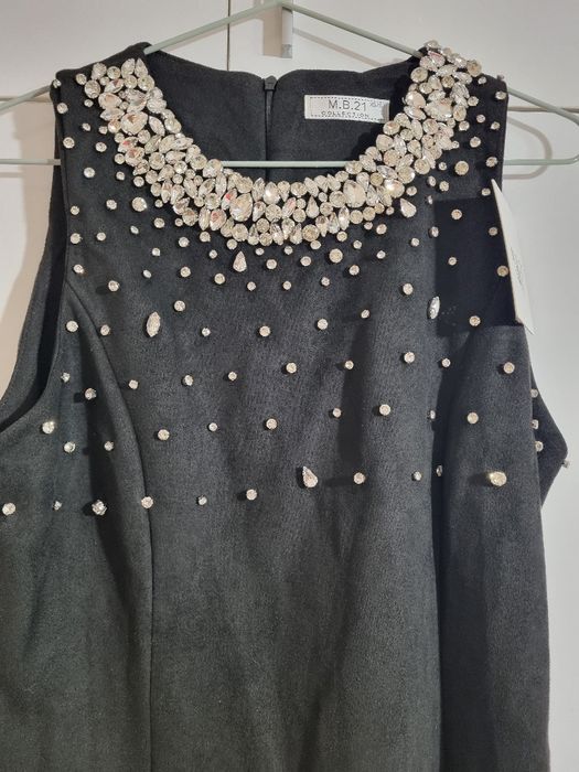 Черна рокля с камъни