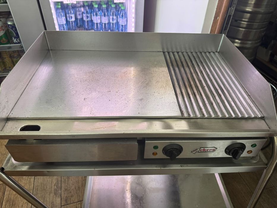 Vand echipamente Horeca (aparat Vafe, vitrina calda)