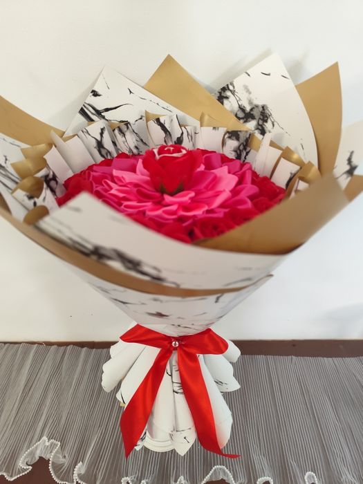 Aranjamente florale din satin