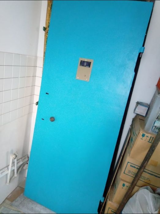 Бронированная металлическа дверь с видеокамерой