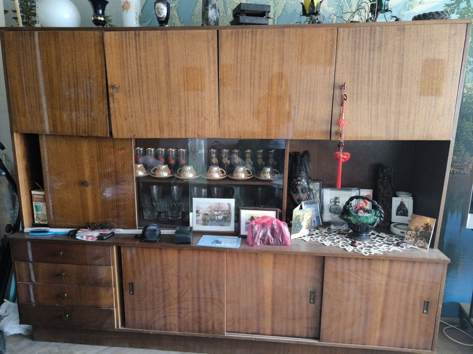 Холна секция с витрина