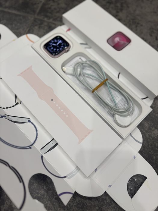 Продам apple watch 4 и 9 серии