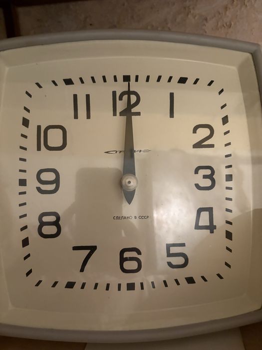 Чисто нов руски стенен часовник.