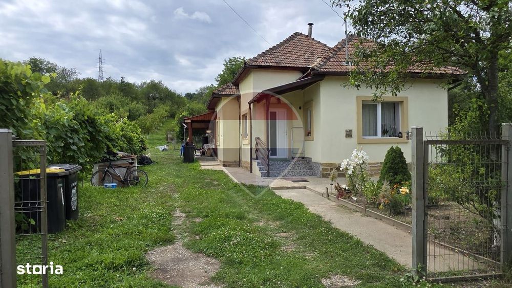 Casă cu teren generos de 2.800 mp la 38 km în satul Elciu