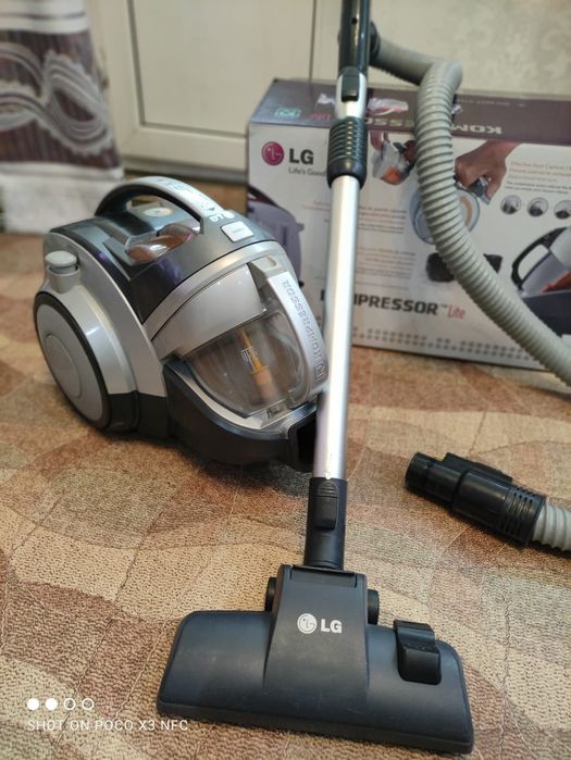 Пылесос с контейнером в безупречном состоянии