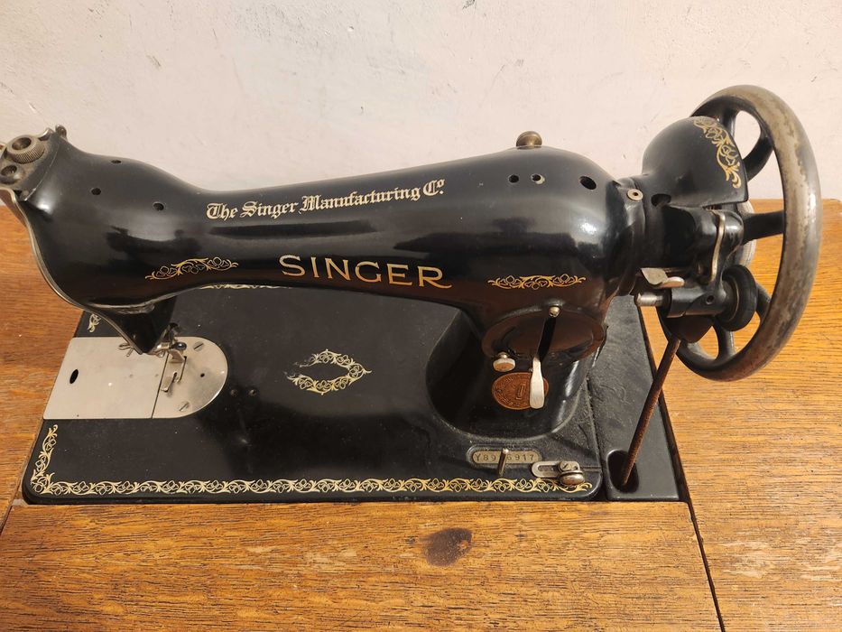 Vând mașina de cusut Singer veche în stare bună de funcționare