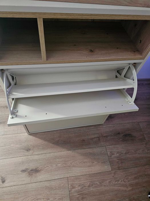 Шкаф за обувки и закачалка.