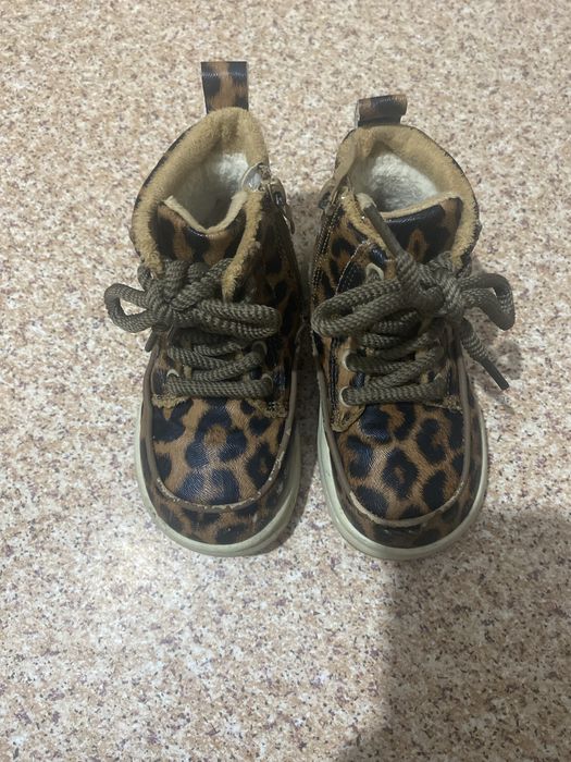 Сапожки  весенние  девечковые продам .