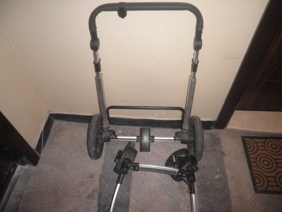 Продавам  количка  .