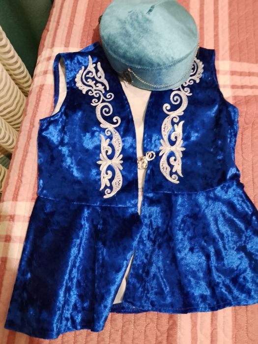 Продам   желетку с тюбетейка