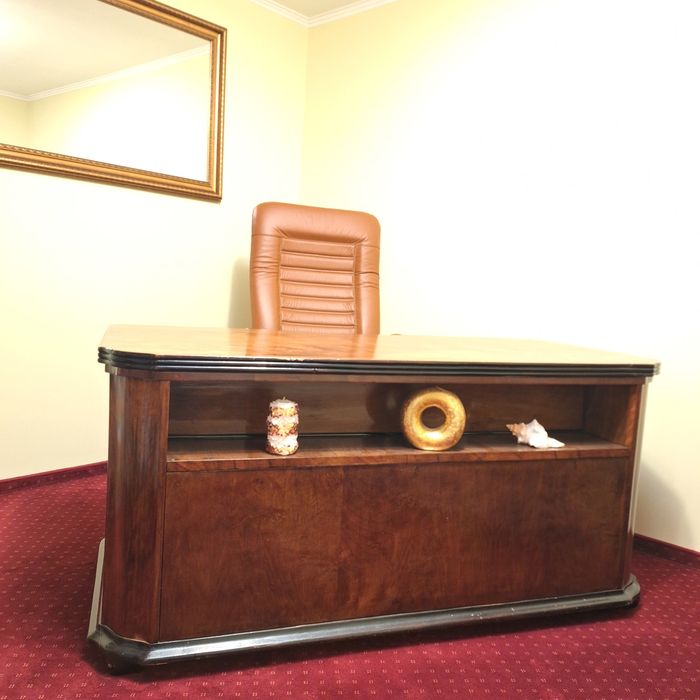 Mobilier birou clasic: masa, scaun si biblioteca