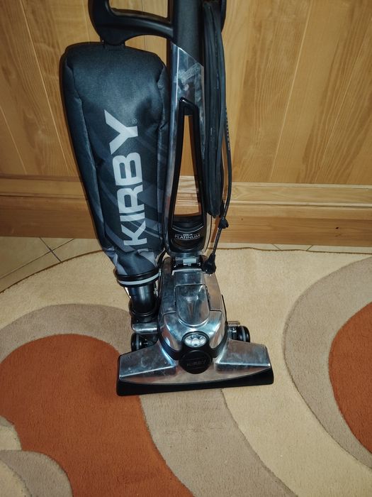 Vând aspirator kirby nou cu toate accesoriile plus soluții