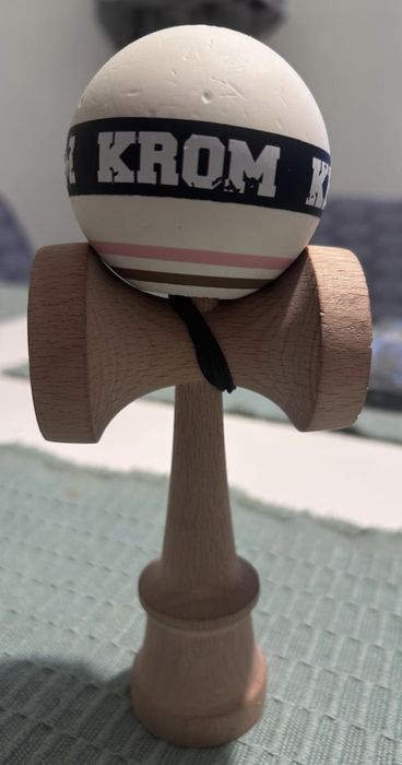 Kendama Strogo Neapolitan Vanilla