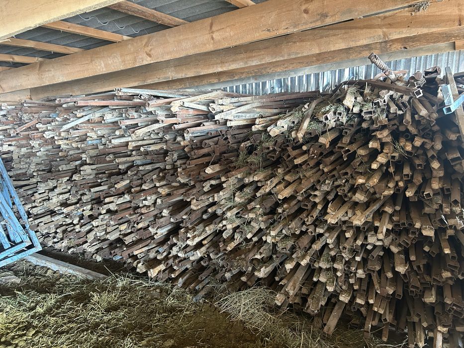 Труба-стойки для ограждения полей, пастбищ