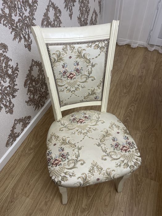 Стол со стульями кухонный