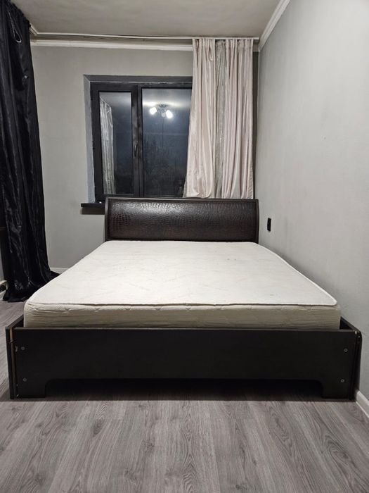 Продам кровать с матрацем б/у