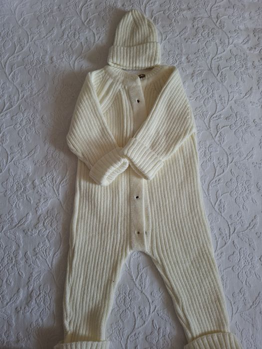 Вязаный комбинезон для малышей