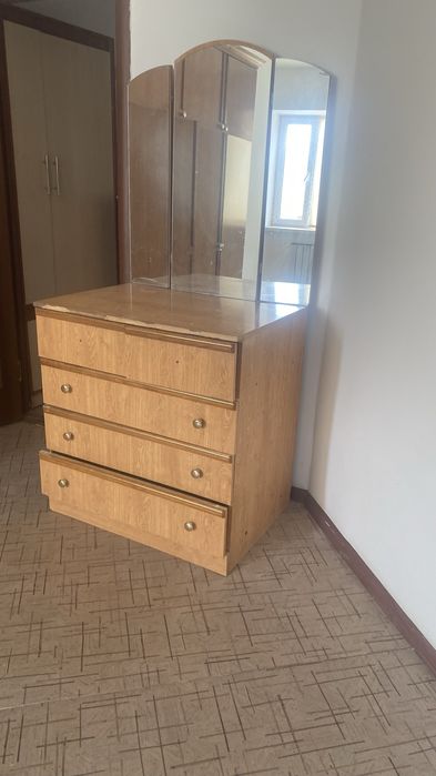 Отдам спальный шифоньер с комодом