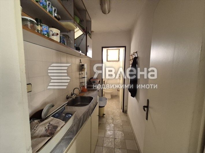 Масивна двуетажна жилищна сграда