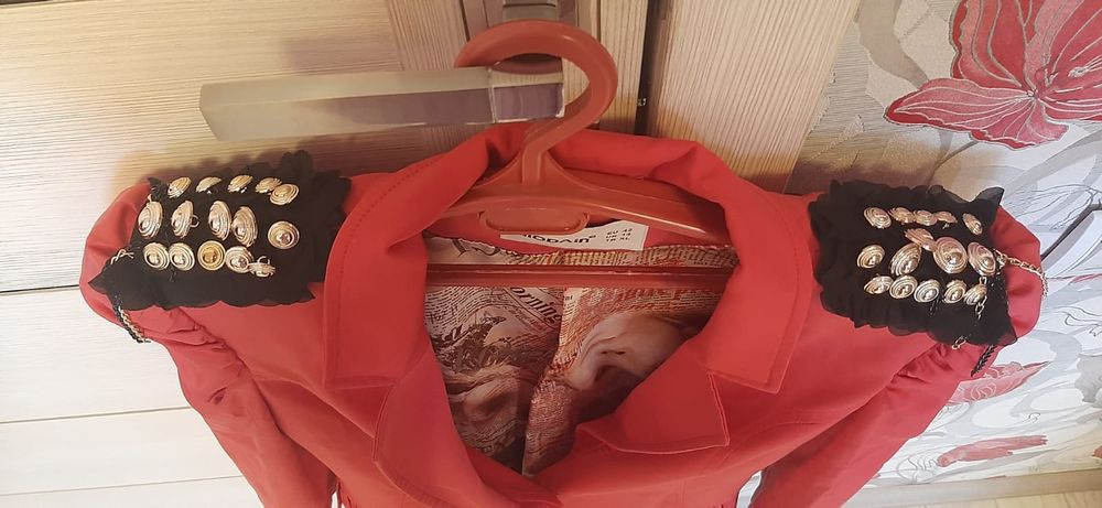 Жакет красный.   .