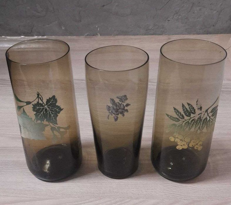 Стаканы из тёмного стекла