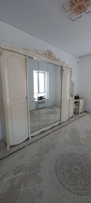 Шкаф с трюмой с тумбой